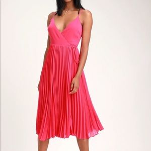NWT - Lulu’s pleated midi wrap dress in Fushia